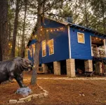Angeltom Cabin & RV:20 Acre Woods - >16 pip + Jacuzzi + treehouse + UTV + 2ponds - Hytter