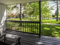 Super 8 by Wyndham Gananoque        Country Squire Resort Ξενοδοχεία στην πόλη Gananoque