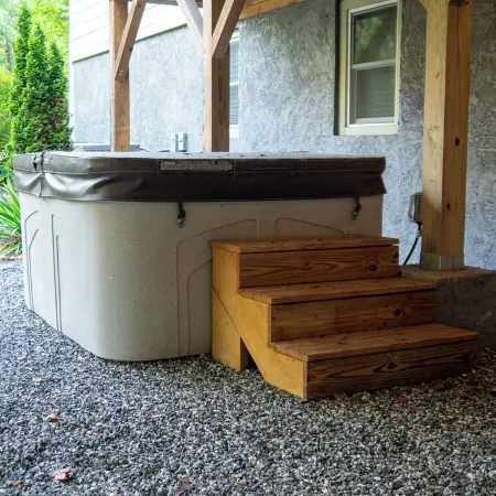 Luxury mountain oasis, hot tub & 15 mins to DT AVL, bring furry friends!