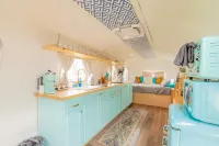 Airstream Oasis in Joshua Tree w spa and Fire pit - Apartments