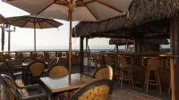 Riptide Oceanfront Hotel - bar
