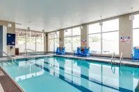 Four Points by Sheraton Kelowna Airport - ที่มีสระว่ายน้ำ