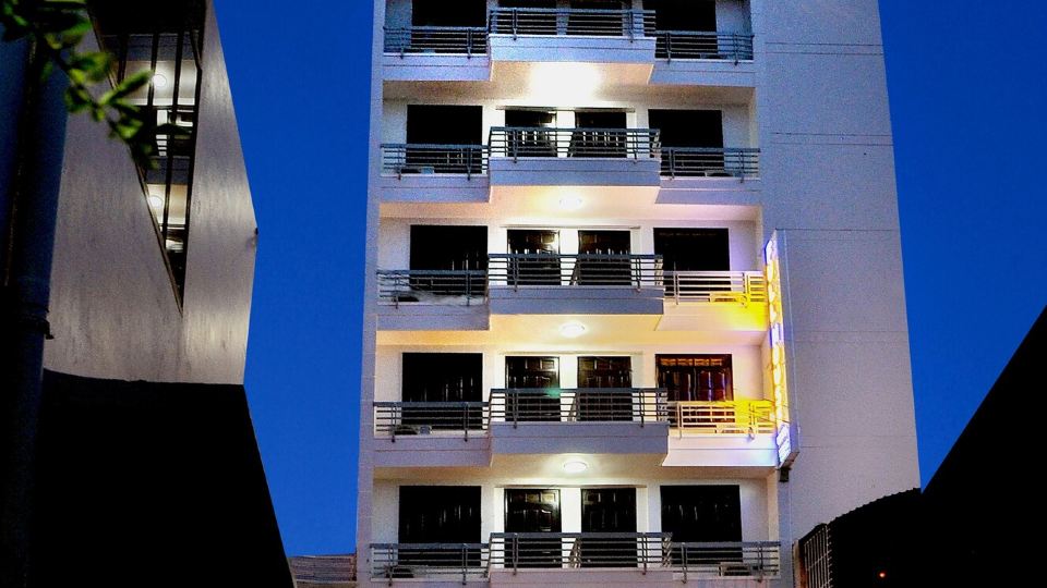 Full House Hotel