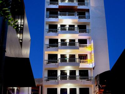 Full House Hotel