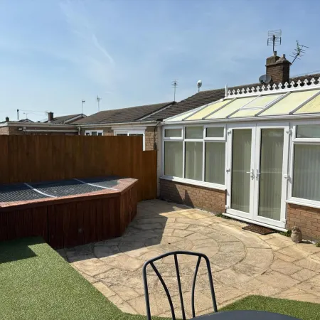 2-Bed Bungalow Sleeps 6 Parking & Pet Friendly