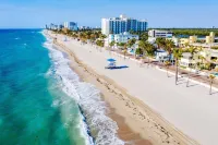 1 block to the Beach 1BR Sleeps 6 · On Hollywood - Condos