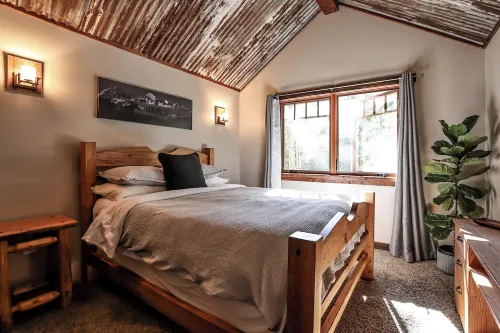 Knotty Lodge – Rustic Charm + Modern Comfort Near Mt. Baker, Hot Tub, WiFi - Homestays