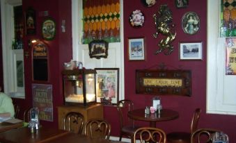 a dining room with a table , chairs , and a display case filled with various items at Hotel Strasburg