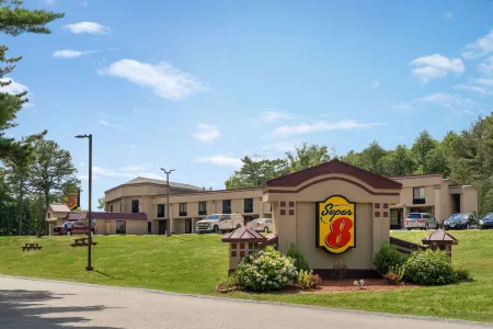 Super 8 by Wyndham West Greenwich/Providence Отели рядом с достопримечательностью «Summer Villa»