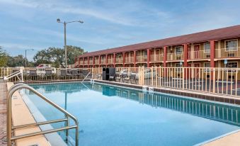 Econo Lodge Inn & Suites Maingate Central