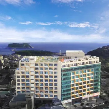 Jeju Hotel the M Отели рядом с достопримечательностью «Водопад Вонан»