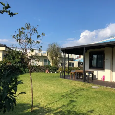 Seogwipo Sky Stay Pension Отели рядом с достопримечательностью «Атлетический парк Сусан»