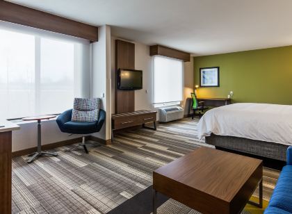 Holiday Inn Express & Suites Detroit - Farmington Hills