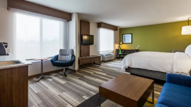 Holiday Inn Express & Suites DETROIT - FARMINGTON HILLS by IHG Hotels in 