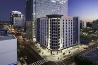 Hampton Inn and Suites by Hilton Phoenix Downtown Các khách sạn gần GCU Stadium