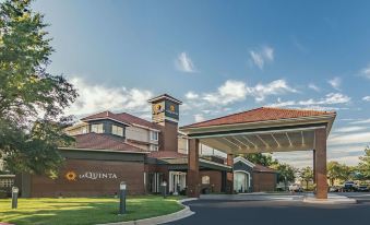 La Quinta Inn & Suites by Wyndham Alexandria Airport