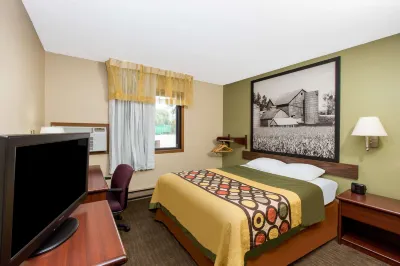 Super 8 by Wyndham Fairmont Hotel dekat Fairmont