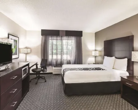 La Quinta Inn & Suites by Wyndham Milwaukee Delafield Hotels in Delafield