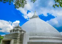 Lush Lakeside Villa Hotels in Battaramulla