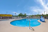 Econo Lodge Inn & Suites East - 2-Star