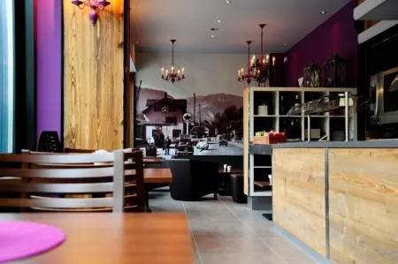 Hôtel Oasis Отели рядом с достопримечательностью «La Cave»