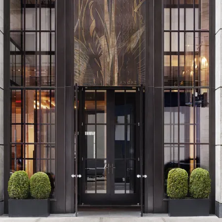 Andaz 5th Avenue, by Hyatt Отели рядом с достопримечательностью «Пятая авеню»