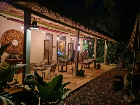 Baan Hotelier Resort Отели рядом с достопримечательностью «Wat Buppharam or Wat Plai Klong»