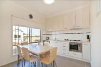 Werribee Short Stay Villas & Accommodation Hotels in Little River