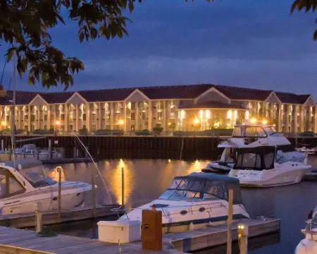 DoubleTree by Hilton Racine Harbourwalk Hotels in Racine