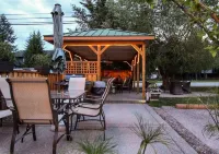 Crystal Springs Lodge - Motels