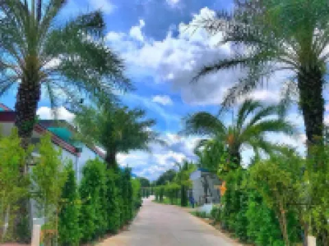 Valee Home & Food Hotels in Ban Na