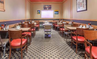 Howard Johnson by Wyndham Winnipeg West