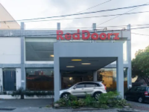 RedDoorz Near Bahu Mall Manado Hotels in Malalayang