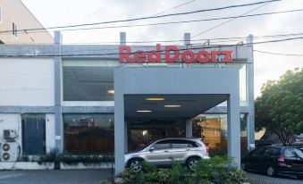 RedDoorz Near Bahu Mall Manado