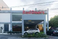 RedDoorz near Bahu Mall Manado Hotel di Malalayang