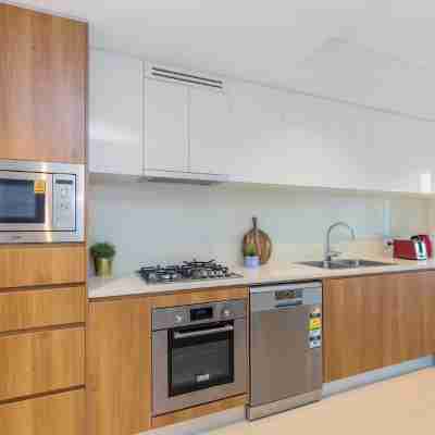 Sky Heart of Bne City 2Bed Apt Pool& Gym Qbn222-18 Dining/Meeting Rooms