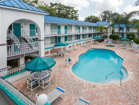 Days Inn & Suites by Wyndham Port Richey Отели в г. Байонет-Пойнт