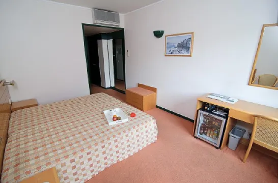 Hotel Douro Отели рядом с достопримечательностью «Synagogue Kadoorie - Mekor Haim»