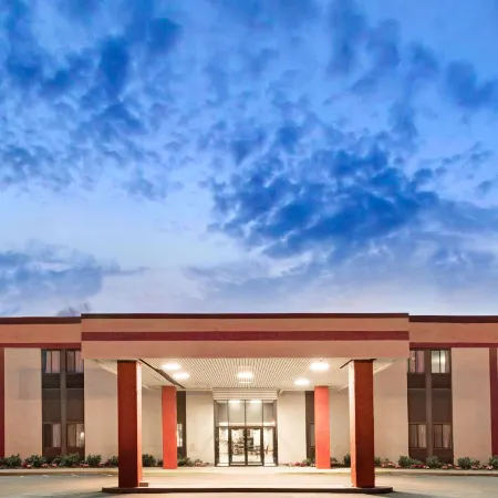Super 8 by Wyndham Brockton