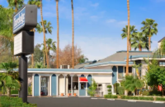 Travelodge by Wyndham Bakersfield