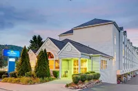 Microtel Inn & Suites by Wyndham Gatlinburg - Parkplatz