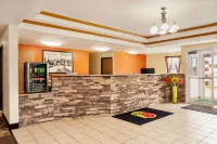 Super 8 by Wyndham Holton - Motels