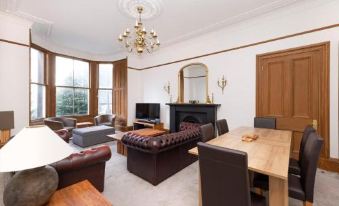 Altido 5 Bedroom Apt Near Meadows and George Square