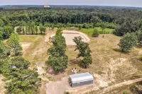 Broken Bow Cabin on 15 Acres w/ Stocked Fish Pond! - アパートメント
