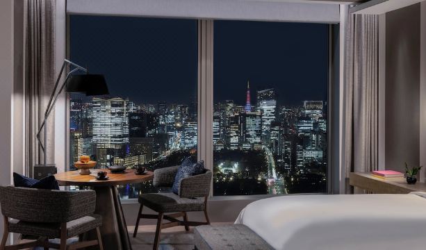 포 시즌스 호텔의 실내 수영장 이미지