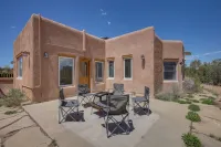 Casa Al Reves Pueblo-Style House with Views! - บังกะโล