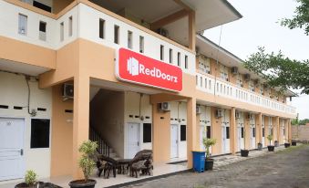 RedDoorz at Putri Syariah Brebes