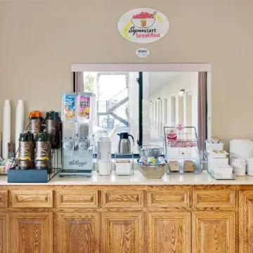 Super 8 by Wyndham Laurel