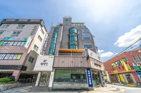 Gohyeon, Geoje Stay in Geoje Island Отели рядом с достопримечательностью «Коджедо»