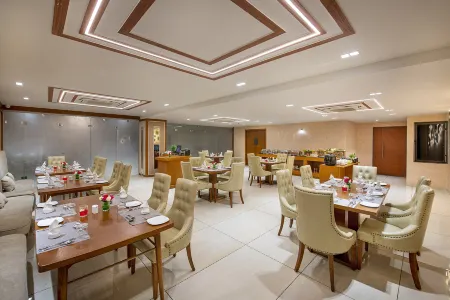 SK Lords Inn Ahmedabad Отели рядом с достопримечательностью «Dada Hari Ni Vav»